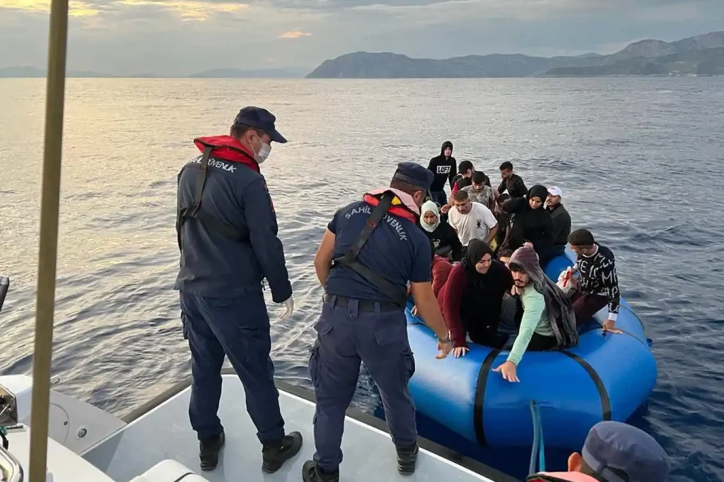 Muğla açıklarında 22 düzensiz göçmen yakalandı