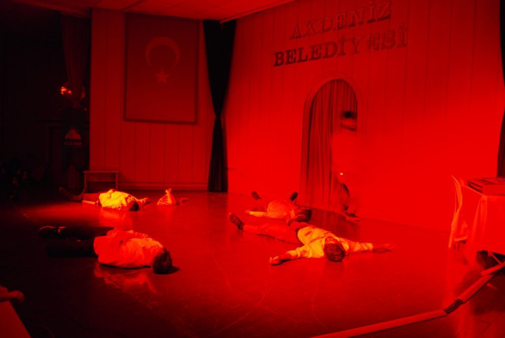 Hür Gençlik Mersin'in düzenlediği tiyatro izleyenleri duygulandırdı