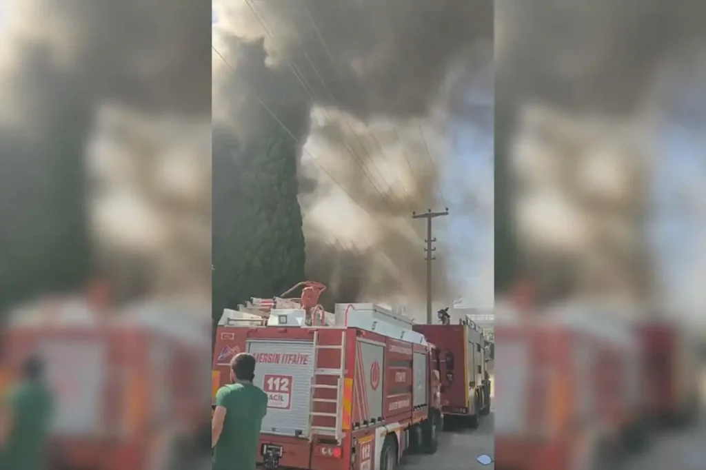 Mobilya deposunda çıkan yangın 2 daireye sıçradı