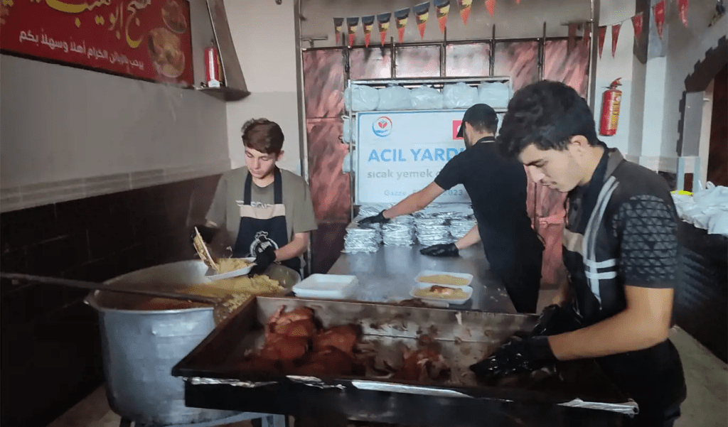 Yetimler Vakfı bombardıman altındaki Gazze yardımlarını sürdürüyor