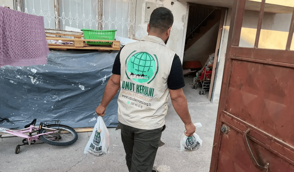 Tarsus Umut Kervanı'ndan ihtiyaç sahibi ailelere yardım