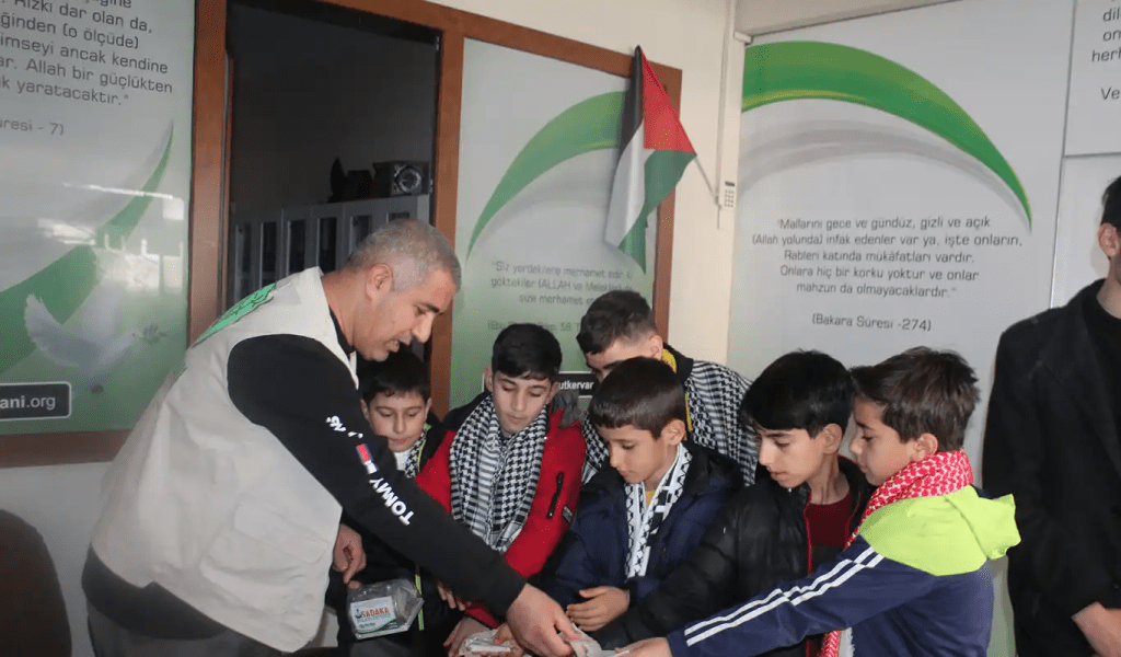 Minik çocuklar Gazze'deki akranlarına harçlıklarıyla destek oluyor