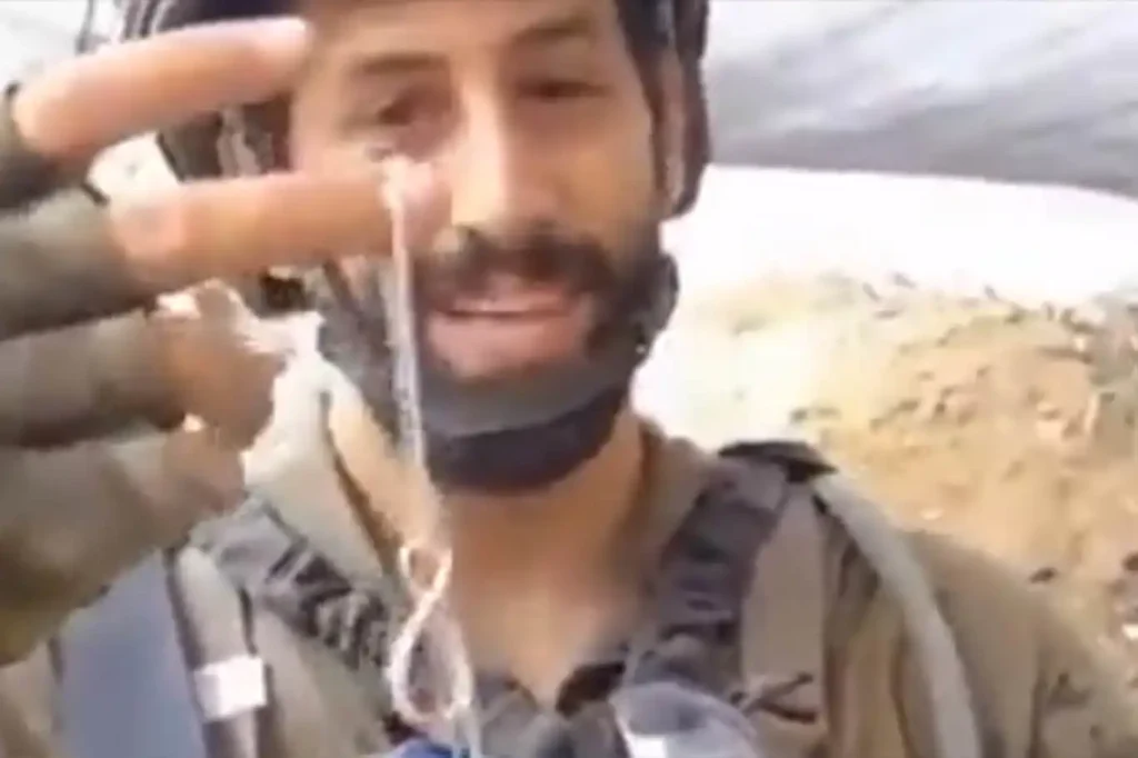 İşgalci çeteler, Gazze'de halkın değerli eşyalarını yağmalıyor