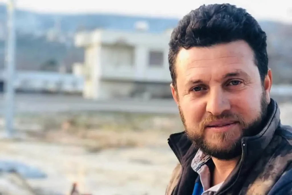 Mersin'de çekiciye yüklenmek istenen minibüs devrildi: Bir ölü