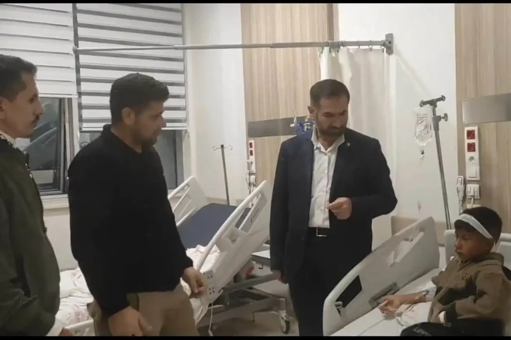 HÜDA PAR Tarsus İlçe Başkanı Hikmet Tanış, köpek saldırısında yaralanan çocuğu ziyaret etti