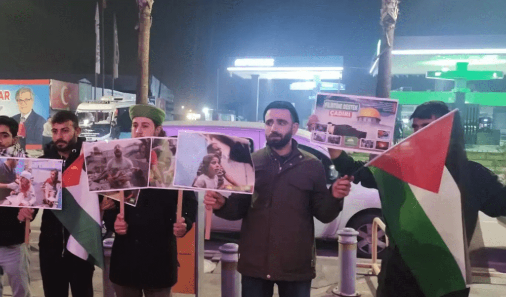 Tarsus'ta siyonist rejime destek veren Starbucks protesto edildi