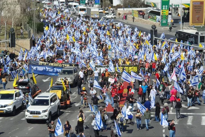 İşgalci israilde isyan var: Binlerce kişi sokağa çıktı!