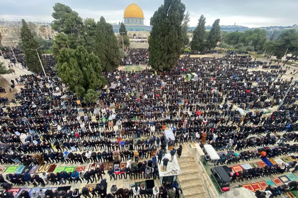 İşgalcilerin engellemesine rağmen 90 bin Müslüman Mescid-i Aksa’da saf tuttu