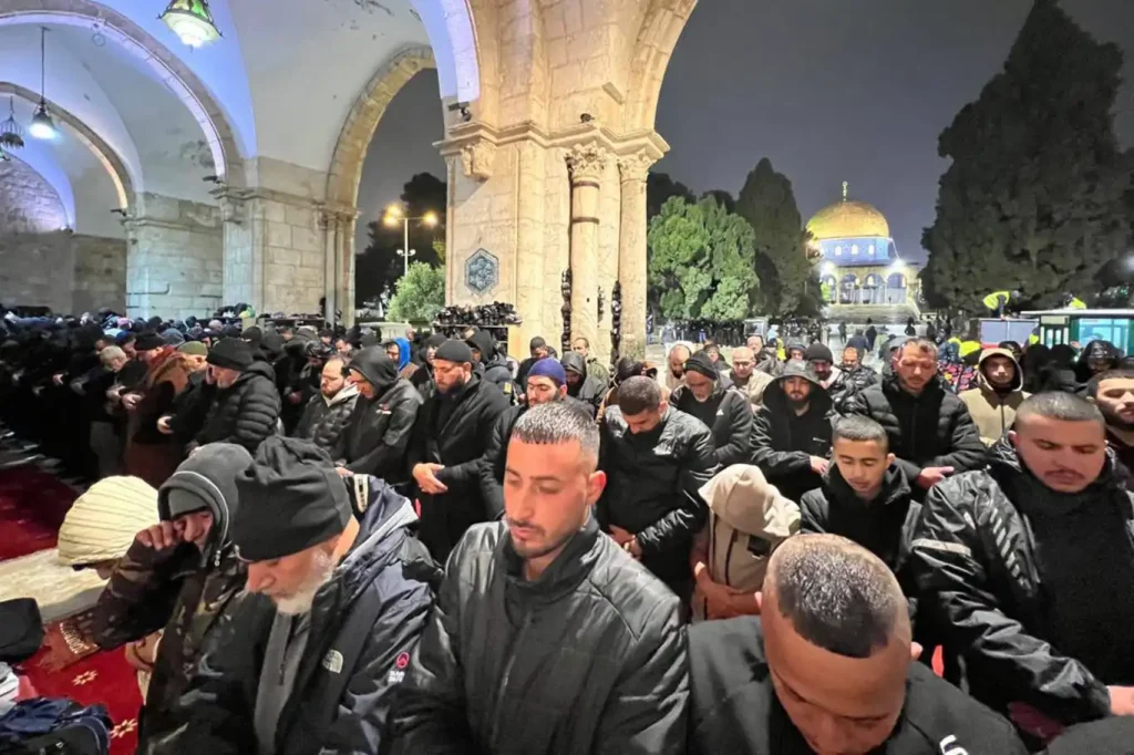 On binlerce Filistinli engellemelere rağmen Mescid-i Aksa’da namaz kıldı