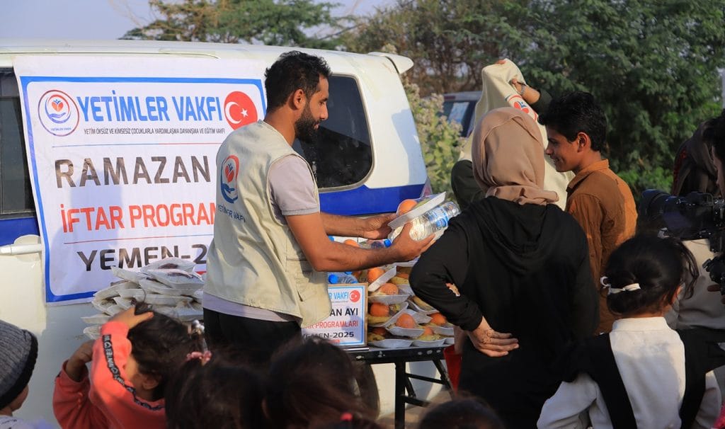 Yetimler Vakfı, Yemen'de iftar sofralarını kuran yardım eli oldu