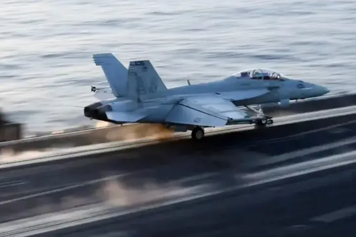 İşgalci ABD, Yemen’de Hava Saldırılarını Artırdı: Taiz ve El-Hazm Hedef Alındı