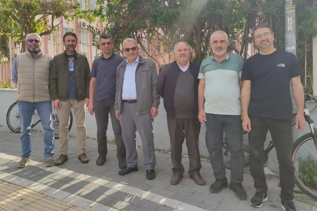 Antalya'da bazı aktivistler Gazze'de askerlik yapmak için şubeye başvurdu