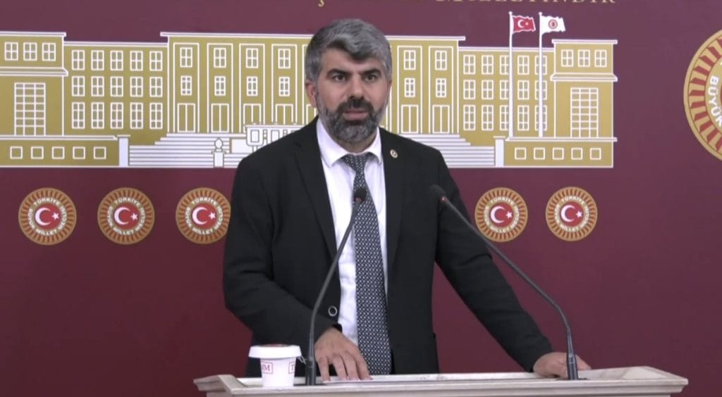 HÜDA PAR’dan Doktor ve Eczacılar İçin Yeşil Pasaport Adımı: Faruk Dinç Teklifi Meclis’e Sundu