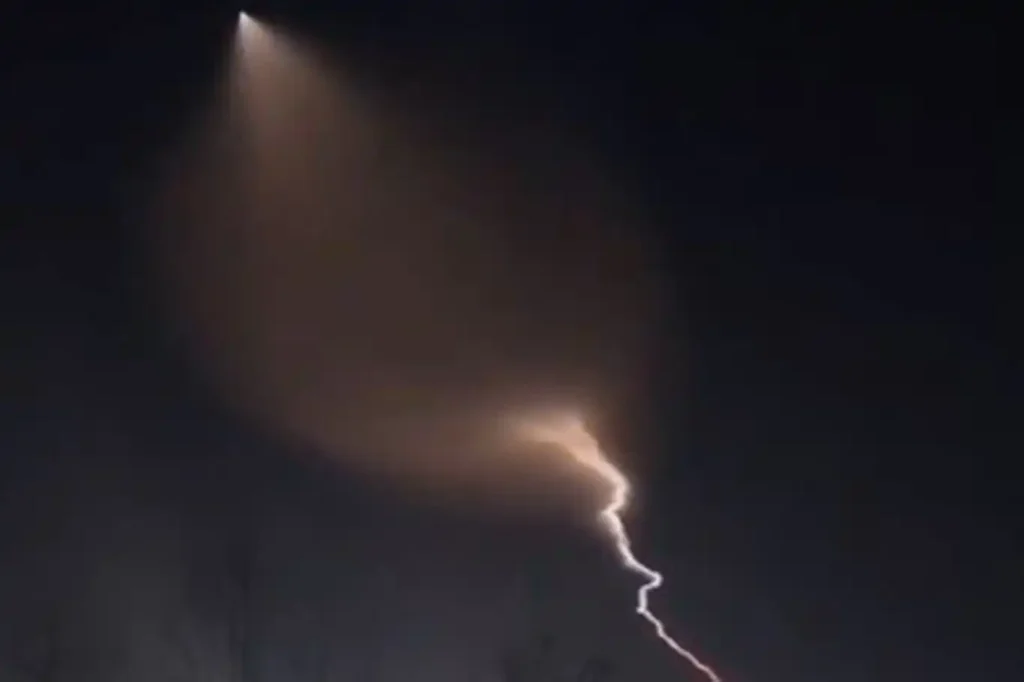 İran’dan Savaşta Bir İlk: Hürremşehr Füzeleri Tel Aviv’i Vurdu