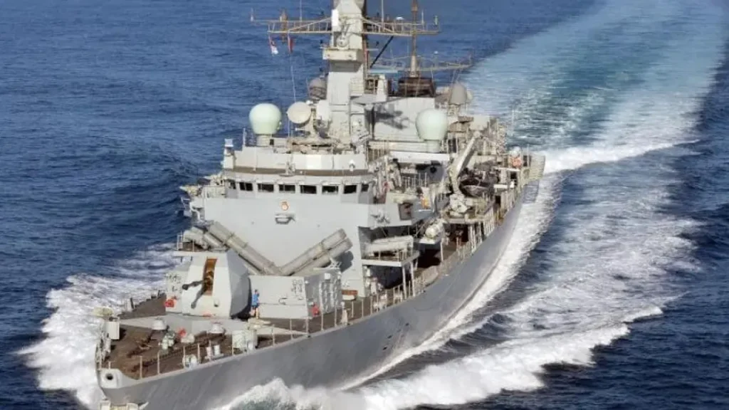 İran'dan İngiliz savaş gemisine müdahale!