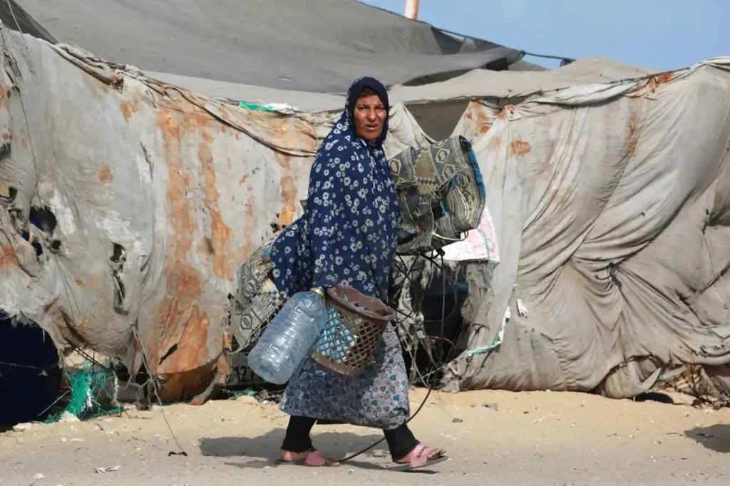 Gazze'de, kavurucu sıcaklar altındaki çadırlar cehenneme dönüşüyor