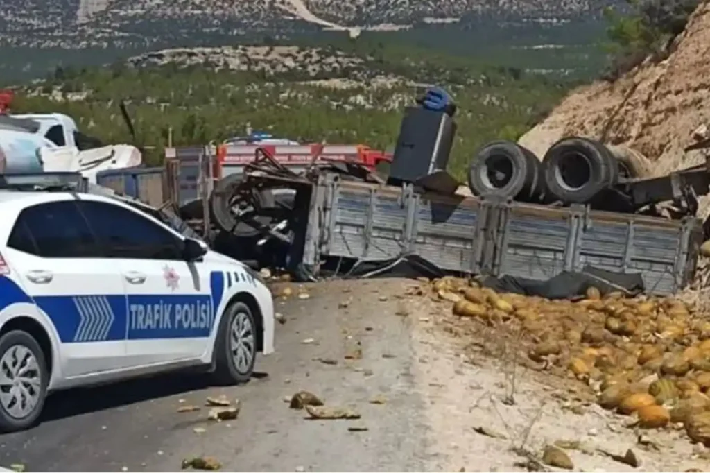 Mersin'de otobüs ile kavun yüklü kamyon çarpıştı: 3 ölü, 7 yaralı
