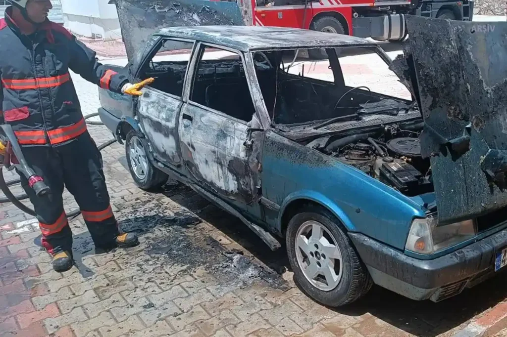 Mersin’de Park Halindeki Otomobil Alev Aldı