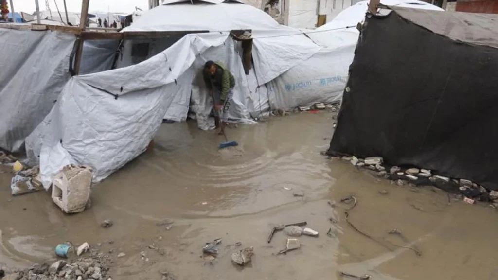 Yerinden Edilmiş Gazzeliler Bir Kez Daha Açıkta: Çadır Kentleri Su Bastı