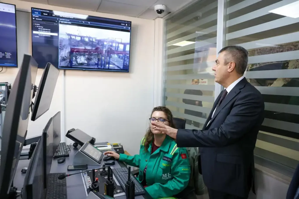 Vali Atilla Toros, Mersin Limanı’ndaki Türkiye’nin İlk Tam Entegre Otomasyon Sistemini İnceledi
